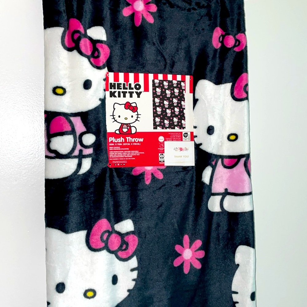 24HR DROP ⬇️ (Bundle up) Hello Kitty Plush throw